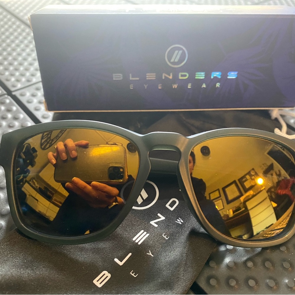 NIB Blenders Motion First Flight Eyewear Sunglasses with Gold Lenses